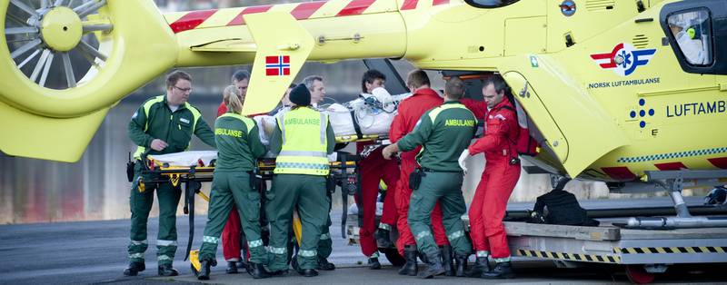 Tre av de seks skadde etter eksplosjonen har alvorlige brannskader. Her blir én av dem tatt imot ved Haukeland universitessykehus.
