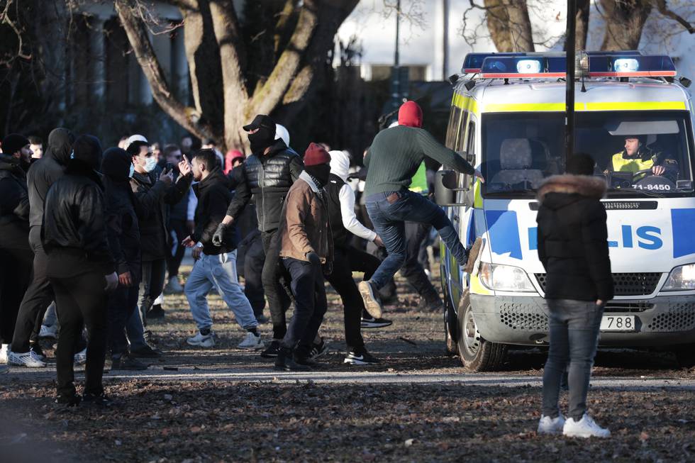 Fire politifolk ble skadd i sammenstøt med rasende demonstranter i Örebro fredag, der den dansk-svenske høyreekstremisten Rasmus Paludan hadde fått tillatelse til å holde en markering der han ville brenne Koranen. Foto: Kicki Nilsson / TT / NTB