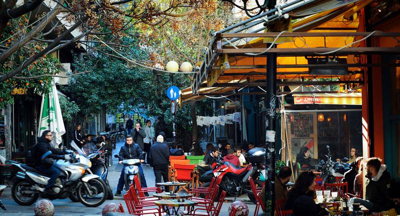 Livlig kaféliv i Exarchia. Her møtes studentene i området til ett glass og en runde brettspill.