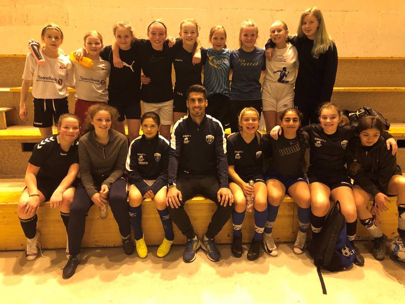 Jenter 13-laget til Gresvik IF er storfornøyde med å få inn Maikel Nieves som trener de neste ukene.