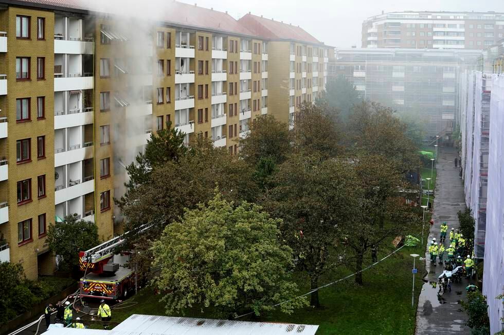 Eksplosjonen i en boligblokk i Annedal sentralt i Göteborg tirsdag forrige uke førte til en kraftig brann. En 55-åring er etterlyst i saken. Foto: Bjorn Larsson Rosvall / TT via AP / NTB