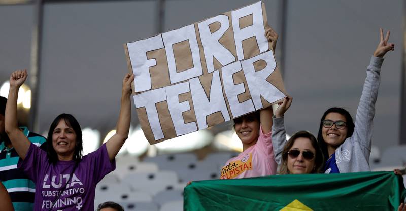 Brasilianere protesterer mot den midlertidige presidenten Michel Temer og det mange mener er et statskupp i Brasil. 