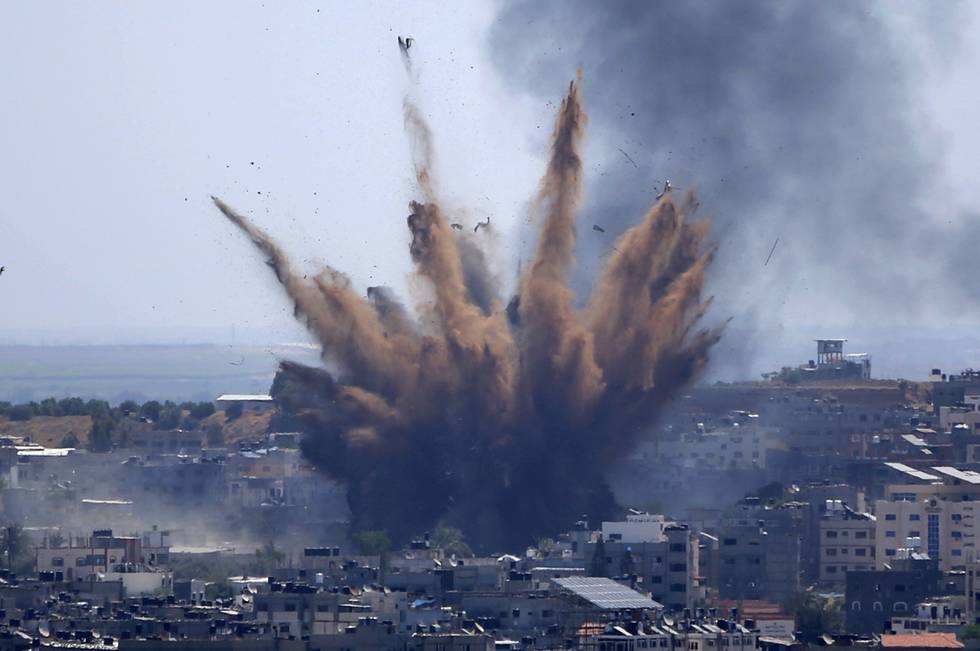 Et av de israelske bombeangrepene under krigen mellom Israel og Hamas. Bildet ble tatt 13. mai. Foto: Hatem Moussa / AP / NTB