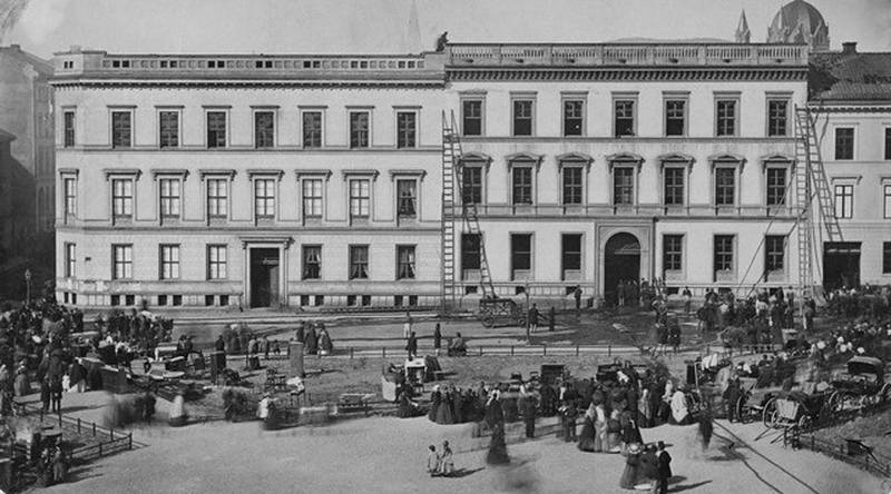 GRAND FØR GRAND: Før omgjøringa til hotell hadde Heiberggården tre etasjer og flatt tak. Slottsveien 29, til høyre,  var tegna av arkitekt H. E. Schirmer og ble beskrevet som et «italiensk palass». Den ble seinere kjøpt av konsul Johs. Fuhr, som gården også fikk navn etter. I 1888 ble Fuhr-gården innlemma i Grand Hotel. Bildet er tatt 1860–  1874, under en evakuering ved en brann i nr. 29.