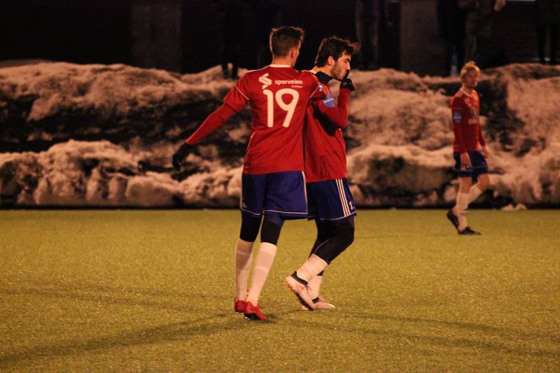 Dreni Ademaj jubler sammen med Deni Hasanagic etter å ha scoret 2-1-målet mot Stabæk like før slutt.