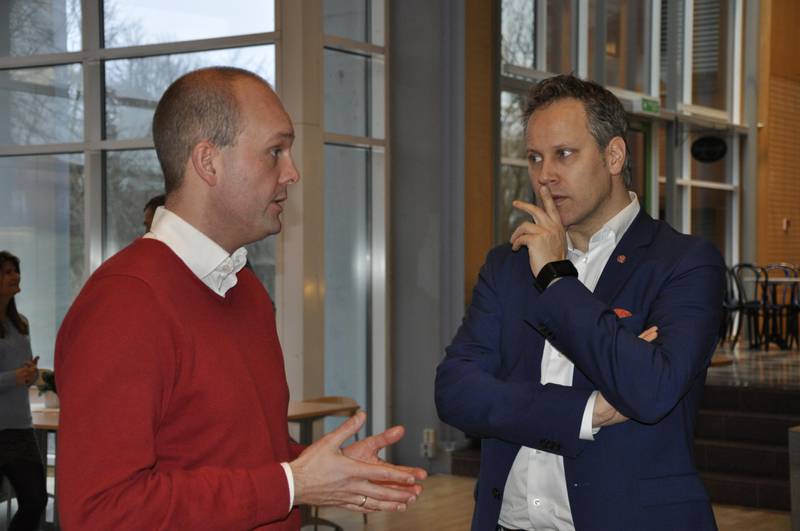 Sarpsborg-ordfører Sindre Martinsen-Evje (Ap), i rød genser - og Fredrikstad-ordfører Jon-Ivar Nygård (Ap)