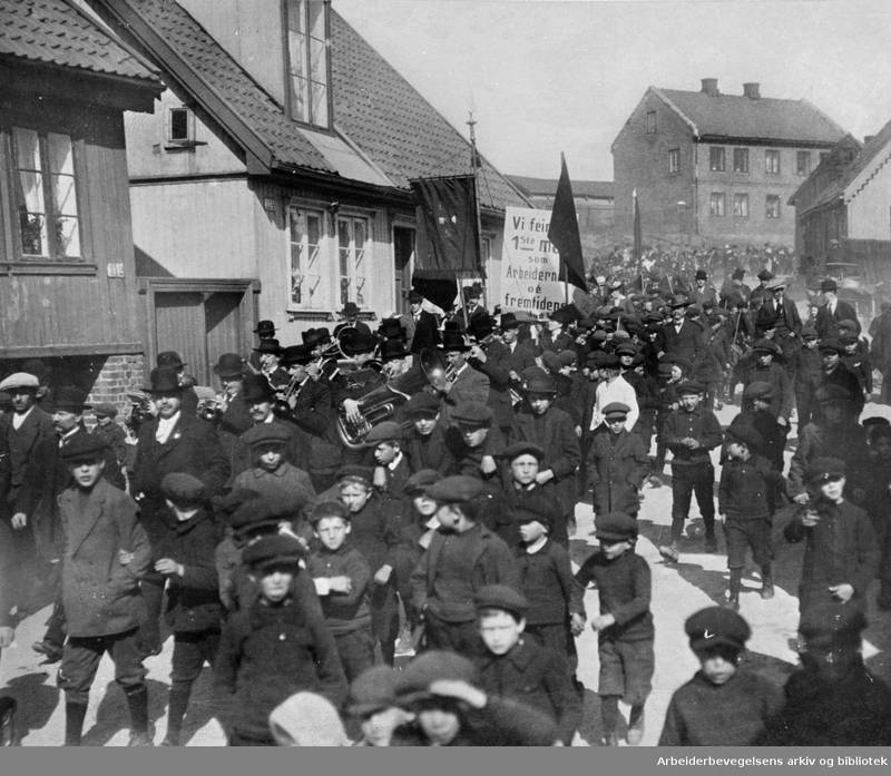 1. mai 1915, barnetoget på Sagene. Parole: Vi feirer 1ste mai som arbeidernes og fremtidens dag.