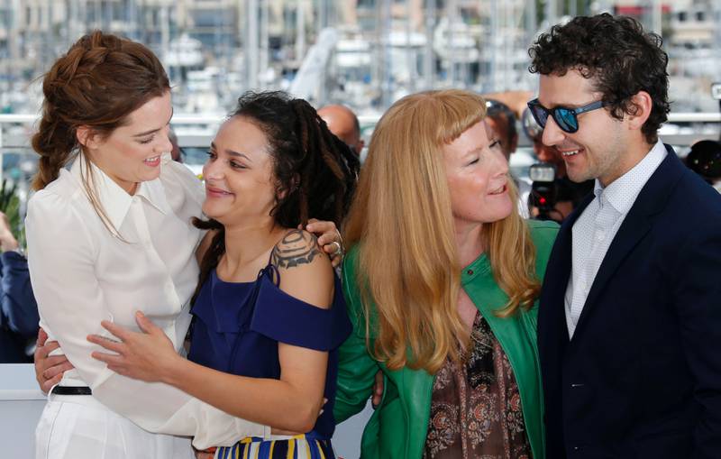 Riley Keough (fra venstre), Sasha Lane, Andrea Arnold og Shia LaBeouf i Cannes for å snakke om sin nye film "American Honey" FOTO: REUTERS