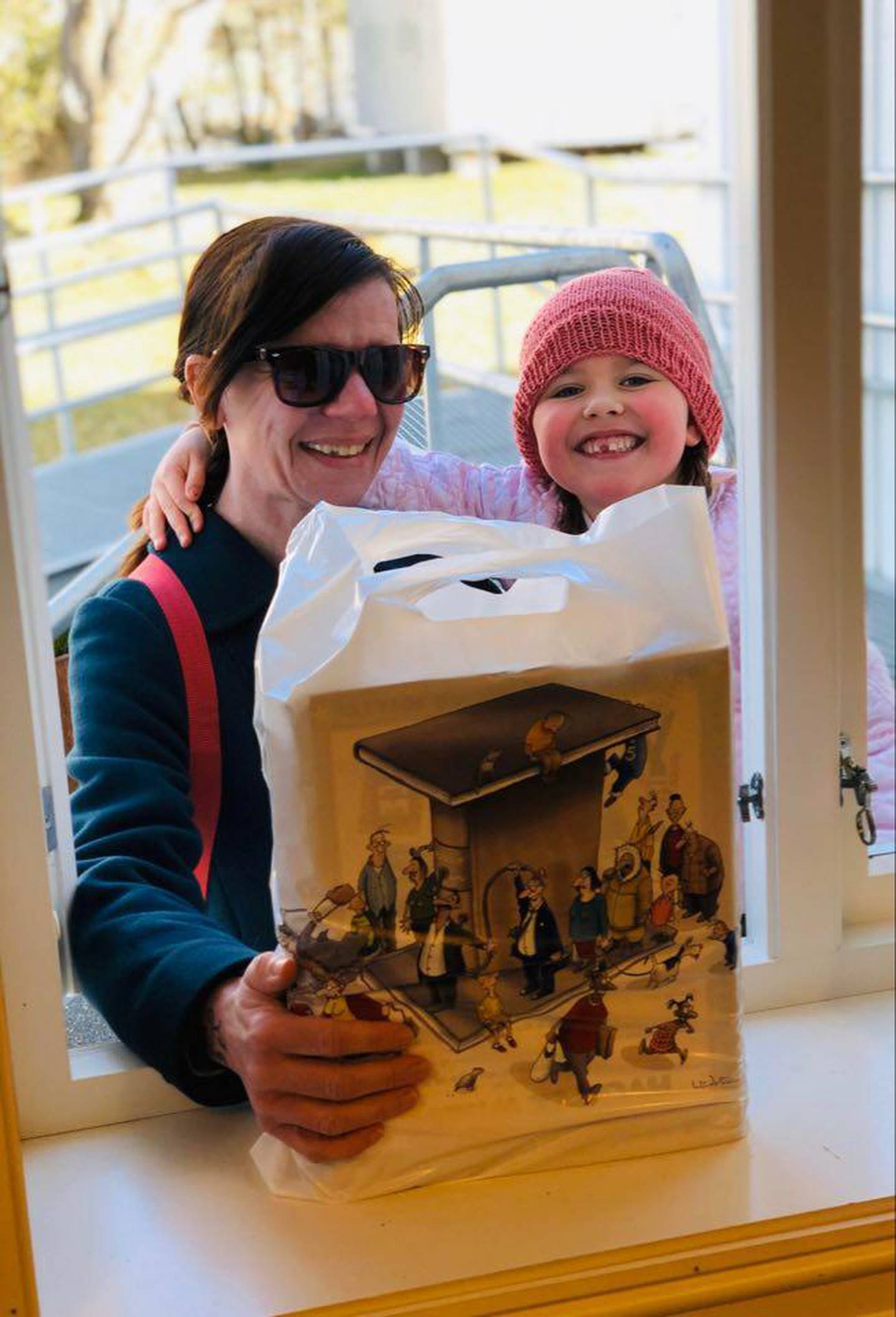 Linda Figenschou og datteren Agnes (6) er glade for at de har kunnet låne og levere bøker gjennom vinduet ved biblioteket på Gressvik, men synes det skal bli godt å få gå på bokjakt selv igjen.