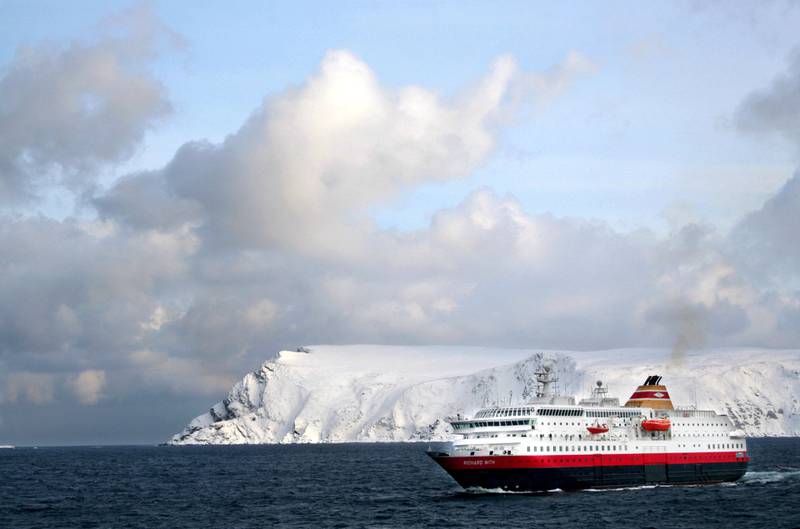 Opplev alle de vakre vinterfargene med på et vintercruise med Hurtigruta rundt Nordkapp. FOTO: CHRISTINE BAGLO