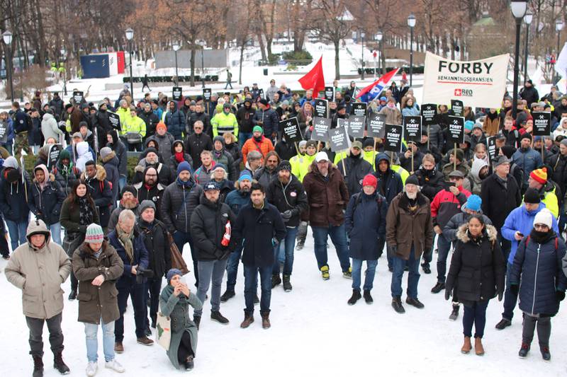 Mange hadde møtt opp på Eidsvolls plass foran Stortinget i Oslo for å kreve et forbud mot bemanningsbyråer på byggeplasser i Oslo. 