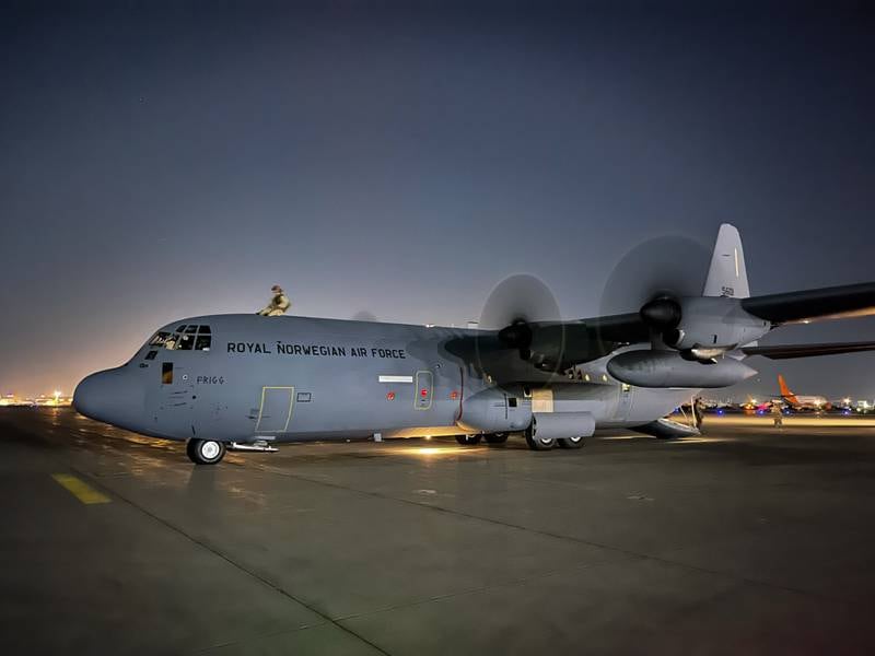 Et C-130J fra 335-skvadronen i Luftforsvaret har bistått med evakueringen av sivile fra Kabul i Afghanistan til Tblisi i Georgia. Her er flyet på Kabul Internasjonale flyplass hvor de får ombord de evakuerte.