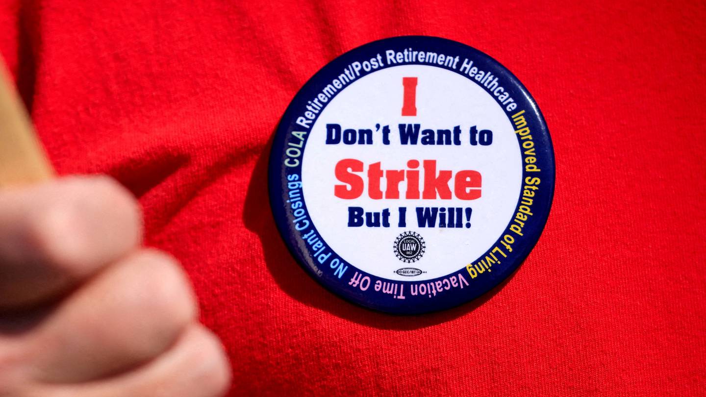 FILE PHOTO: FILE PHOTO: A United Auto Workers (UAW) union member wears a pin while picketing outside Ford's Kentucky truck plant after going on strike in Louisville, Kentucky, U.S. October 12, 2023.  REUTERS/Luke Sharrett/File Photo/File Photo