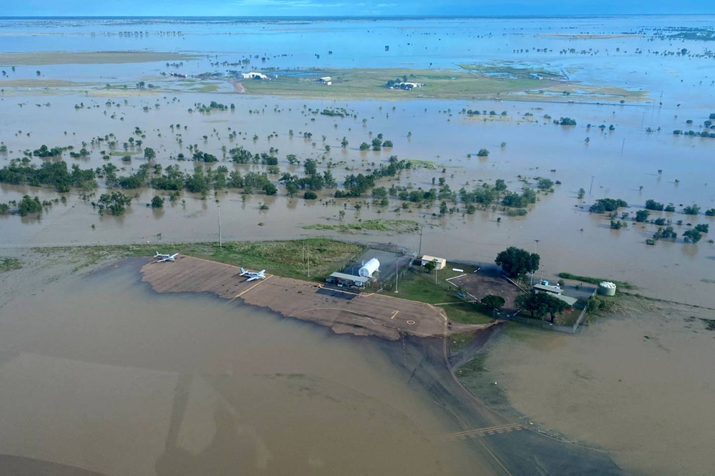 Store vannmengder har ført til at flere byer og store områder av Queensland i Australia har blitt lagt under vann. Flere steder er det også observert krokodiller flytende i vannet. Her fra Burketown.