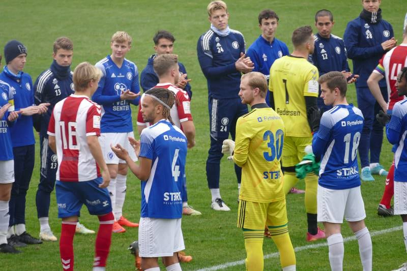Oppsal-spillerne applauderer Lyn utpå Bislett til søndagens siste kamp i Trikkeligaen.