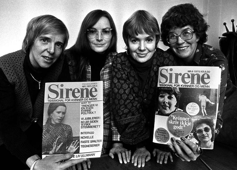 Fire av medlemmene i redaksjonsstaben i «Sirene»  med den første og siste utgaven av bladet, i november 1975. Fra venstre: Bitten Modal, Astrid Brekken, Sissel Biong og Ida Lou Larsen.