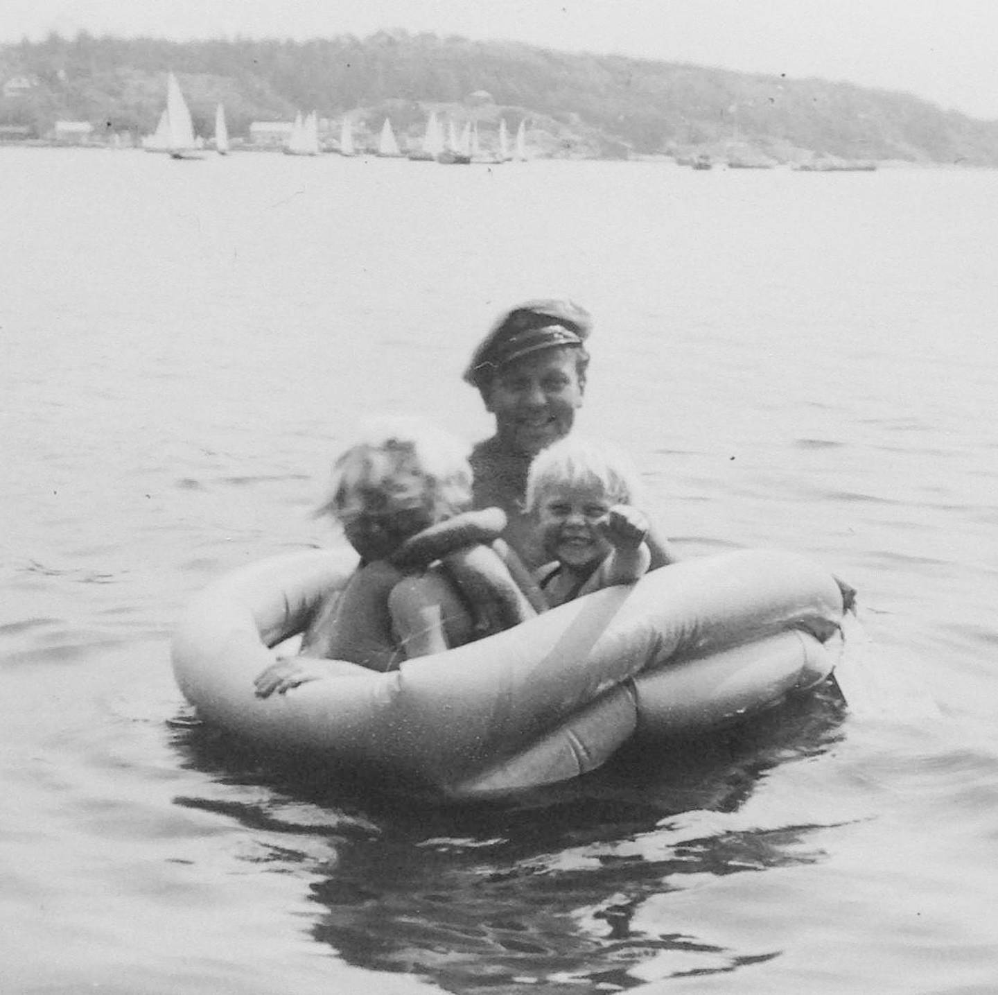Høyesterettsadvokaten Erik Wilberg på båttur med Janne og kusina.