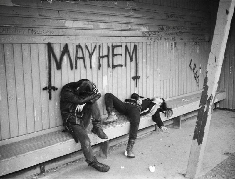 Mayhem ved Øystein Aarseth og Jørn Stubberud, Langhus stasjon, 1987. Flere av de tidlige bandbildene, gjengitt i boka «Døds­arkiv», er gjenskapt i «Lords of Chaos»-filmen. FOTO: FRA JØRN STUBBERUD «DØDS­ARKIV»/GJENGITT MED TILLATELSE