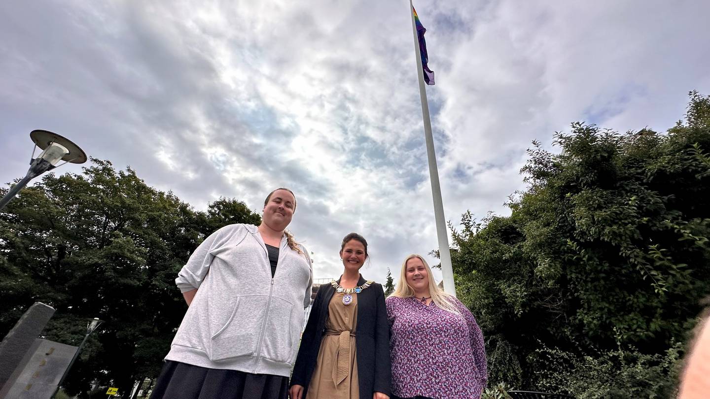 Karoline Skarstein og Live Idland synes det er et sterkt symbol at Stavanger kommune velger å heise regnbueflagget. Ordfører Kari Nessa Nordtun gleder seg til å være med på prideparaden lørdag 2. september.