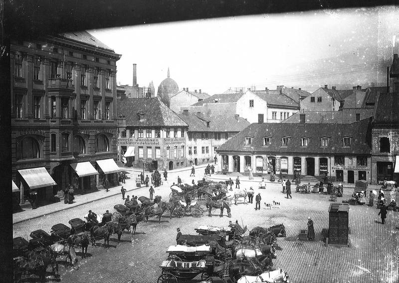 STORTORGET CIRKA 1890: Øvre del av torget ble etter hver holdeplass for byens hestedrosjer. Til venstre i bakgrunnen sees det som i dag er Stortorgets Gjestgiveri.