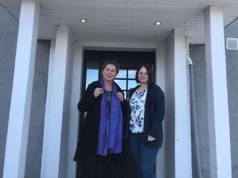 Styreleder Ann Magrit Bekink og prosjektleder Bente Bostrøm foran inngangsdøren til Drammen sanitetsforenings nye hus.