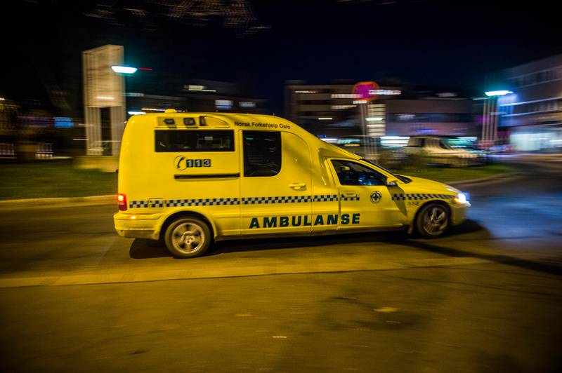 Oslo  20151119.
En ambulanse kjører forbi legevakten i Oslo sentrum torsdag kveld. 
Foto: Fredrik Varfjell / NTB scanpix