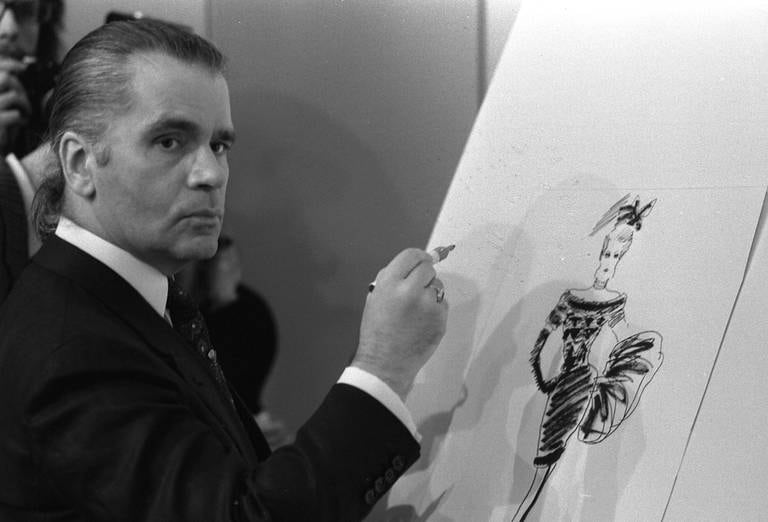 Karl Lagerfeld lager skisser for Klaus Steilmann, i 1987.