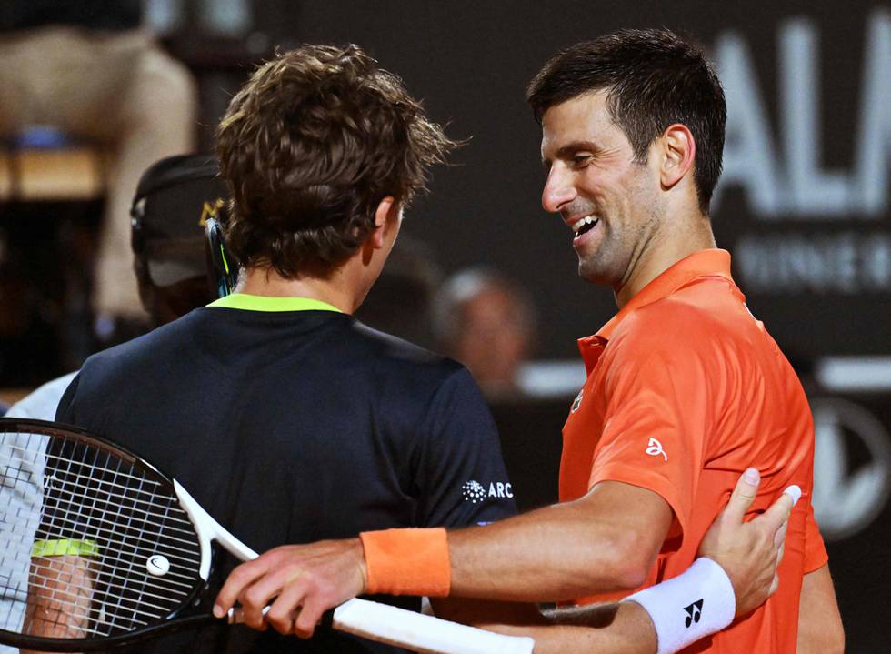 Novak Djokovic (t.h.) takker Casper Ruud for kampen etter semifinalen i Roma.