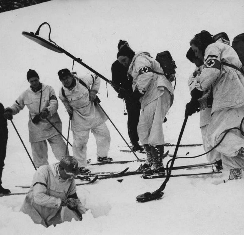 Hjelpekorpset, som ble en egen avdeling i Røde Kors i 1932, har vært den aktiviteten som har trukket flest til frivillig innsats i organisasjonens tjeneste. Bildet viser deltakere på et hjelpekorpskurs på Rjukan i 1950. FOTO: NORGES RØDE KORS/NTB SCANPIX