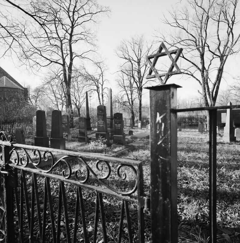 Den jødiske gravlunden på Sofienberg november 1986 med smijernsporten med davidstjerne i forkant.