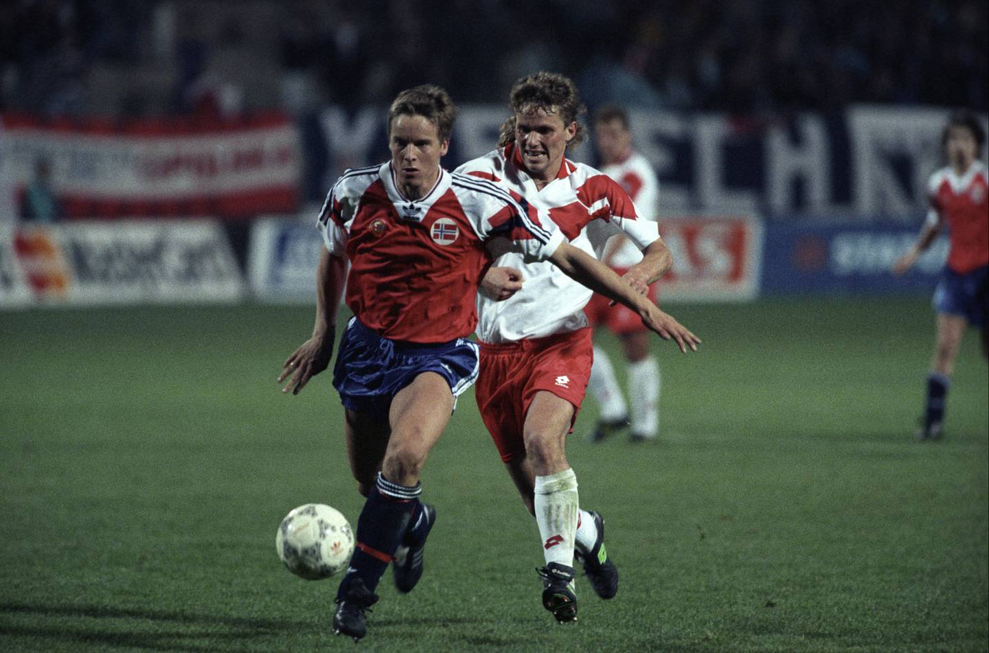 Jan Åge Fjørtoft er på vei igjennom og skårer Norges andre mål i en VM-kvalifiseringskamp mot Polen i 1993. Norge vant bortekampen 3-0 .