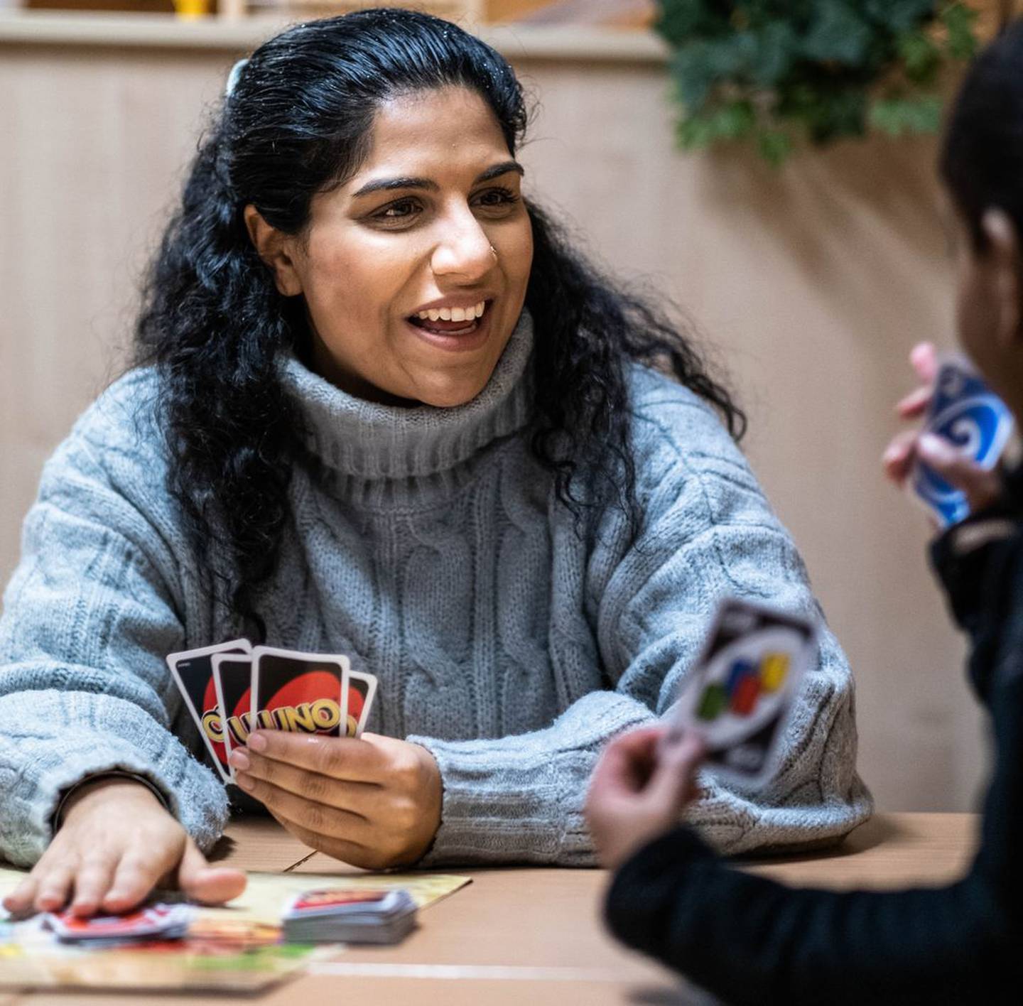 Miljøterapeut Sarika Dait i det nye miljøteamet på Mortensrud skole pleier å spille kort med elevene. Tanken er å lære dem å vinne og tåle å tape.

Foto: Hanna Skotheim/FriFagbevegelse
