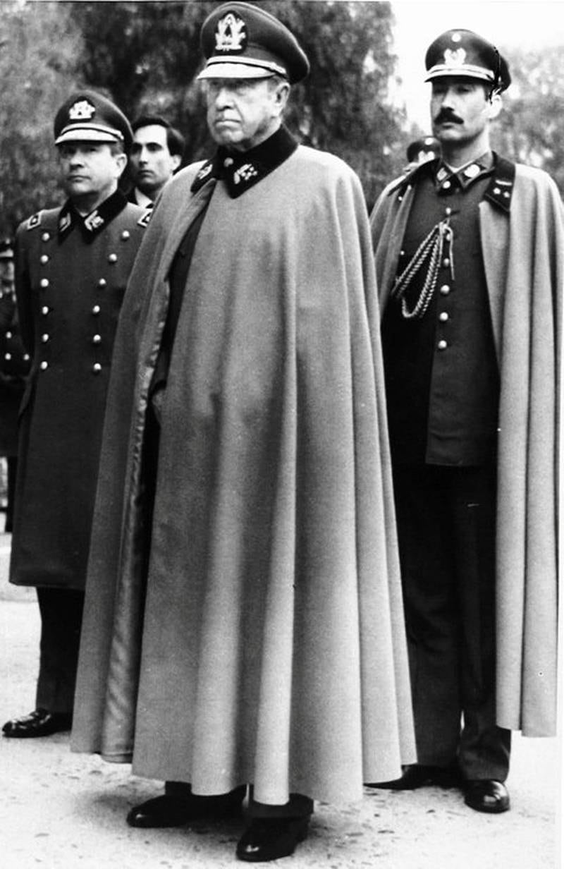 Chiles diktator Augusto Pinochet sammen med underordnede i Santiago i Chile i 1988. Den norske ambassadøren Frode Nilsen hjalp hundrevis av chilenske fanger til Norge.