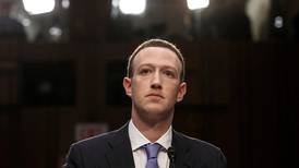 Chris Hughes hjalp Mark Zuckerberg med å bygge opp giganten: – Det er på tide å dele opp Facebook