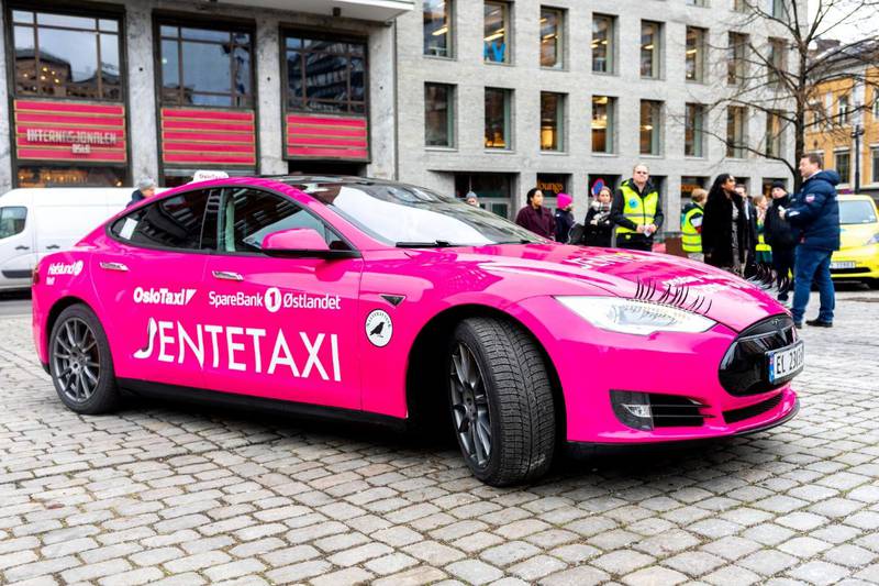 Fra onsdag til lørdag skal fire rosa eltaxier kjøre i hovedstaden fra klokka 20 til 04 mellom 15. november og 15. desember. De kan praies av kvinner som vil hjem fra byen. Foto: SpareBank 1 Østlandet / Natteravnene / NTB scanpix
