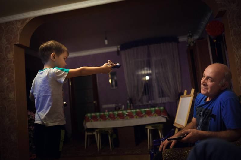 Danile leker med et fly hjemme hos bestefar Alexander Kovalenko. Familien bor noen hundre meter unna der MH17 styrtet. FOTO: KYRRE LIEN
