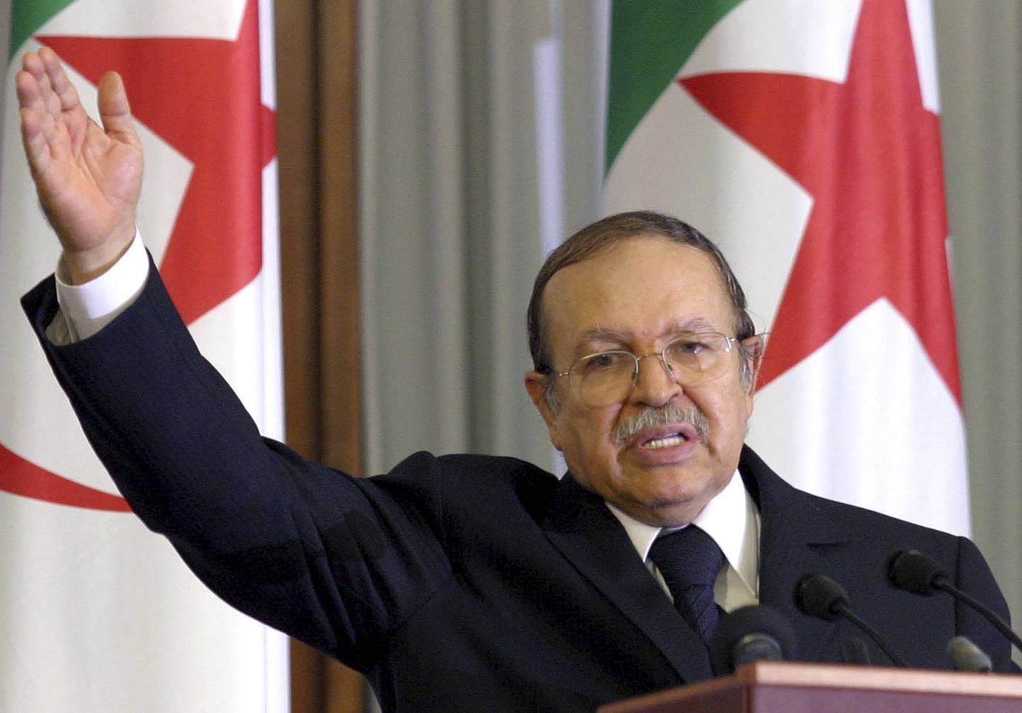 Algeries avdøde, tidligere president Abdelaziz Bouteflika taler til nasjonen i 2004.