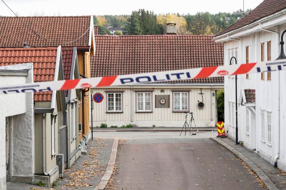 Politiet fortsetter arbeidet i Kongsberg etter at en mann drepte fem personer onsdag. Foto: Terje Pedersen / NTB