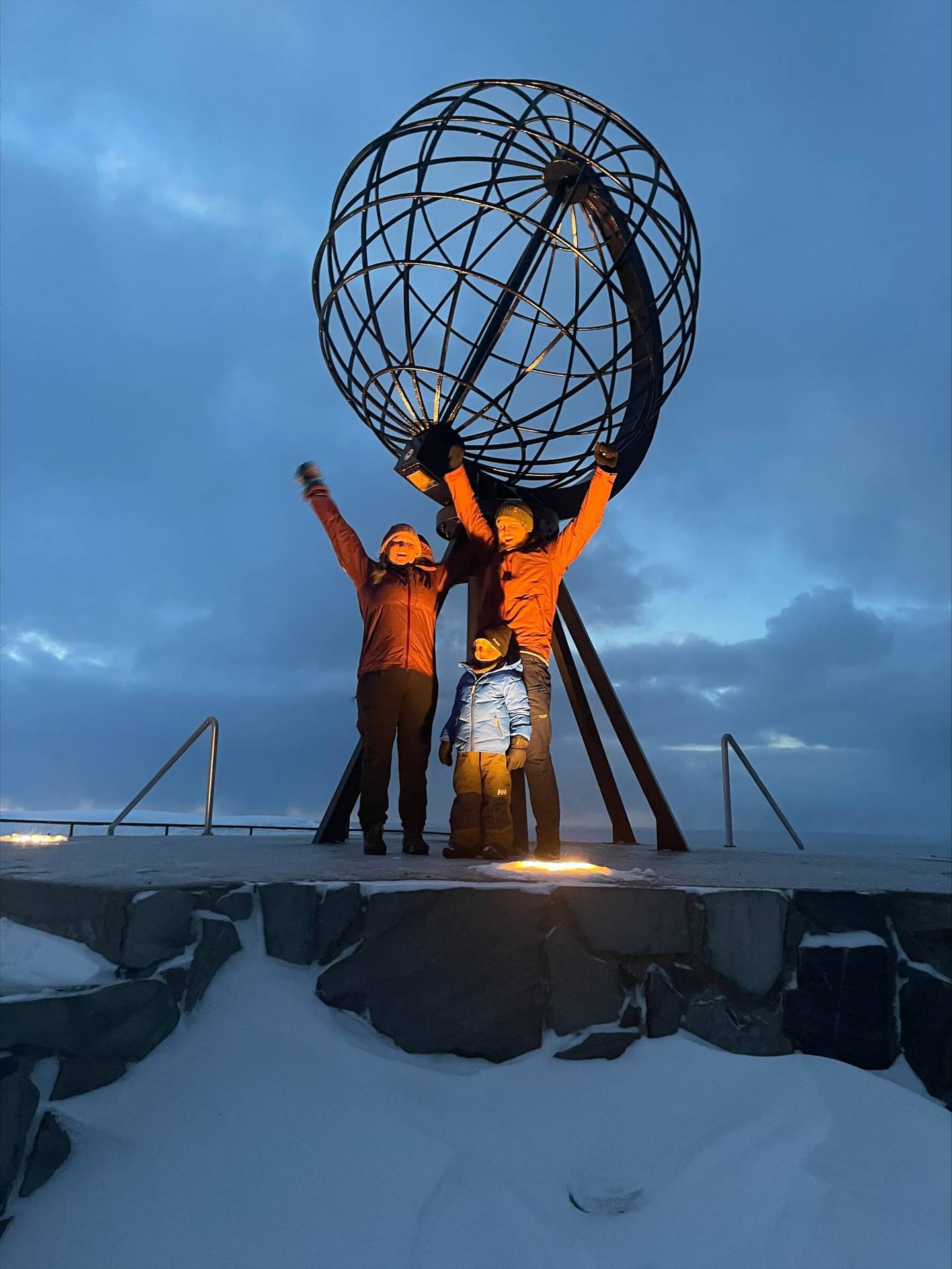 Etter ni måneder på tur, kunne familien ta det obligatoriske seiersbildet foran globusen på Nordkapp.
