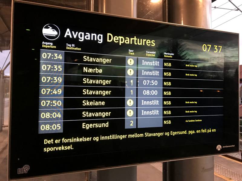 Ved Gausel stasjon ble togfolket møtt med beskjeden om innstilte tog og forsinkelser mandag morgen. Foto: Arne Birkemo