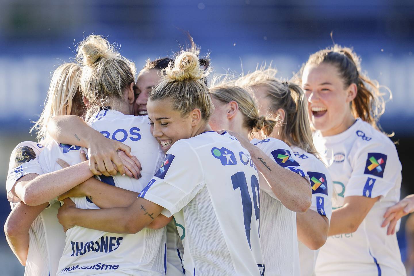 Vålerenga feirer 0-3 scoringen til Elise Thorsnes under toppseriekampen i fotball mellom Stabæk og Vålerenga på Nadderud stadion.
Foto: