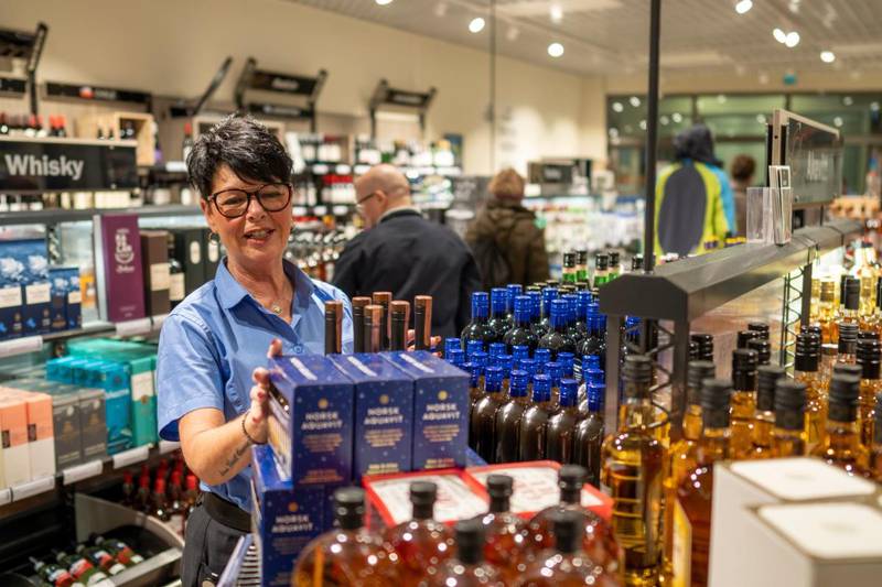 På Vinmonopolet på Tista kjøpesenter i Halden har omsetningen økt med 200 prosent, forteller butikksjef Anneli Christiansen.