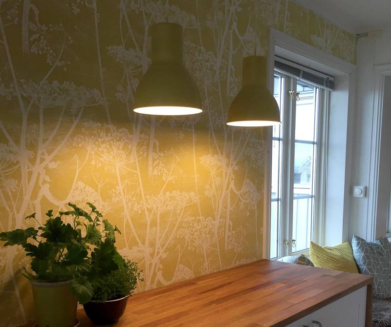 FARGETRIKS: Lamper fra Ikea fikk nytt liv ved å spraylakkeres i samme farge som tapetet. Foto: Privat
