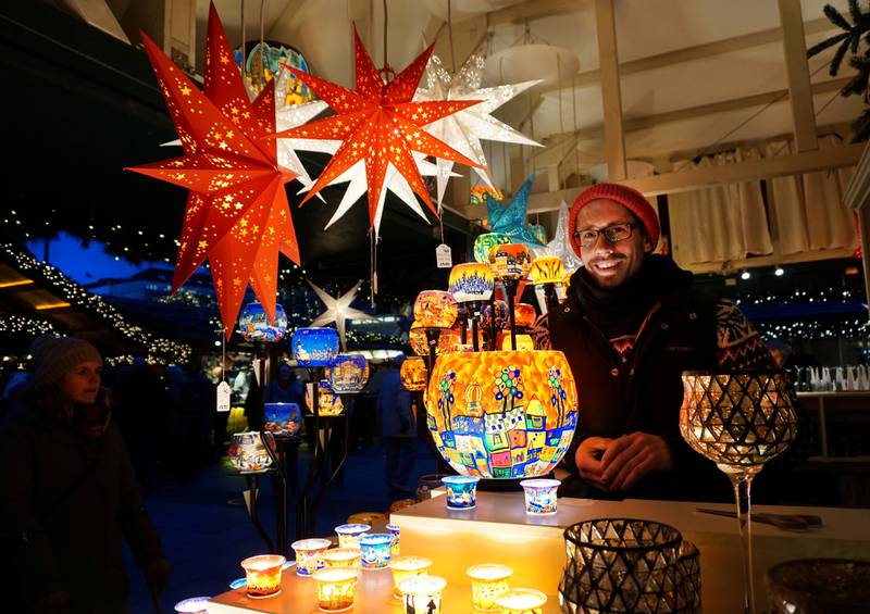 Eddie Müller selger lys og julestjerner på markedet på Rådhusplassen.        