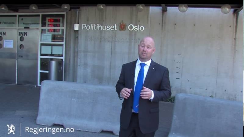 Faksimile fra Anders Anundsens omtridte propagandafilm, hvor justisministeren vier klipp fra TV 2 og NRK. De måtte departementet betale for.