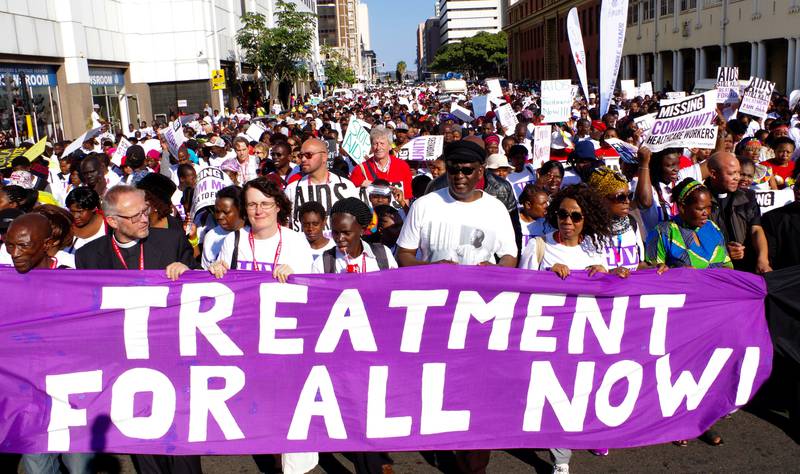 Enormt mye har skjedd i kampen mot hiv/aids, men fortsatt har mange av verdens smittede ikke tilgang til behandling. Her fra en marsj  i Durban i Sør-Afrika, der den 21. verdenskonferansen om aids ble holdt i juli.