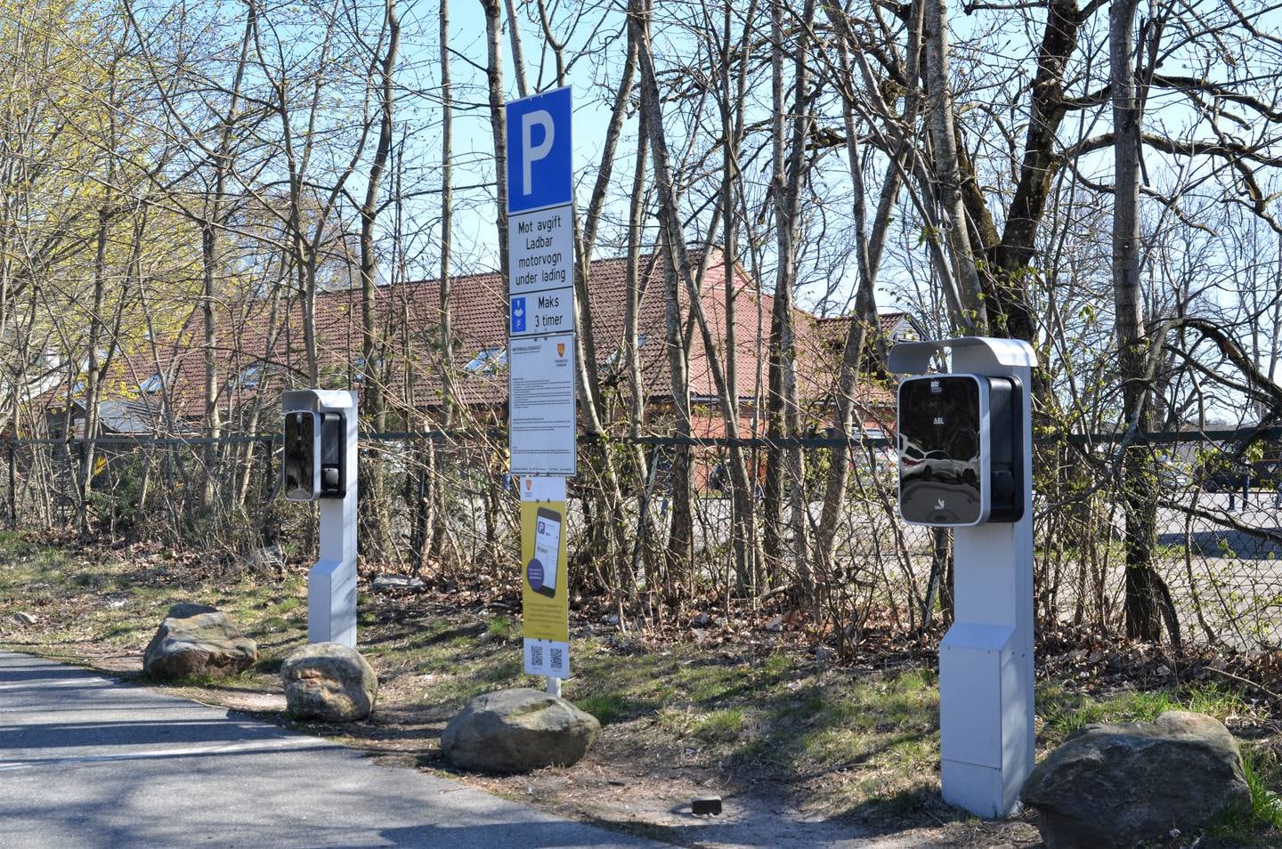 Etatssjef for Bydrift i Fredrikstad kommune, Tor Gustav Hovland, henviser elbileiere til parkeringsplassen ved Heibergskrysset - eller til hurtigladestasjoner på Torp eller i Fredrikstad sentrum for lading.