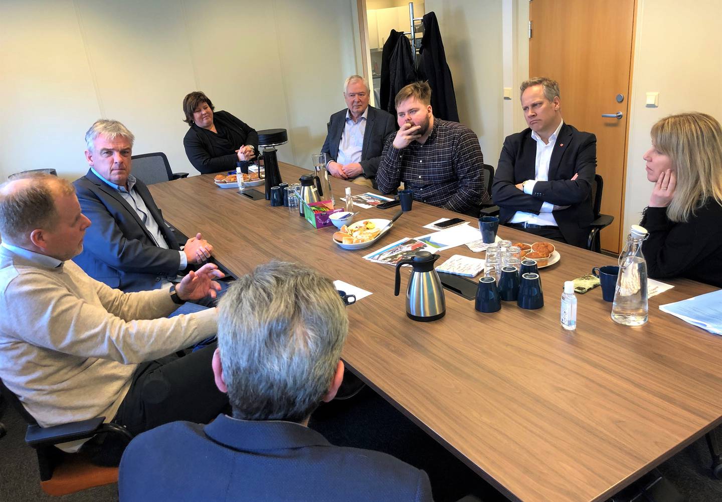 Representanter for drosjenæringen i Nedre Glomma-regionen samt selskapet Minibuss 24-7 ga samferdselsminister Jon-Ivar Nygård (Ap) og hans følge et innblikk i bransjen som regjeringen ønsker et strengere regelverk for.