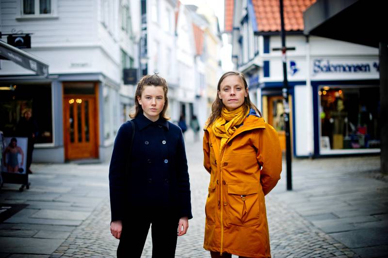 Stavanger er en sinke i kampen mot retusjerte reklameplakater, mener leder i Rød ungdom i Stavanger og Ingrid Kristine Aspli i SV Stavanger.  De ønsker at retusjerte reklameplakater på kommunale reklameflater skal merkes. I mai kommer saken opp i bystyret. 

Fredag 27. april 2018