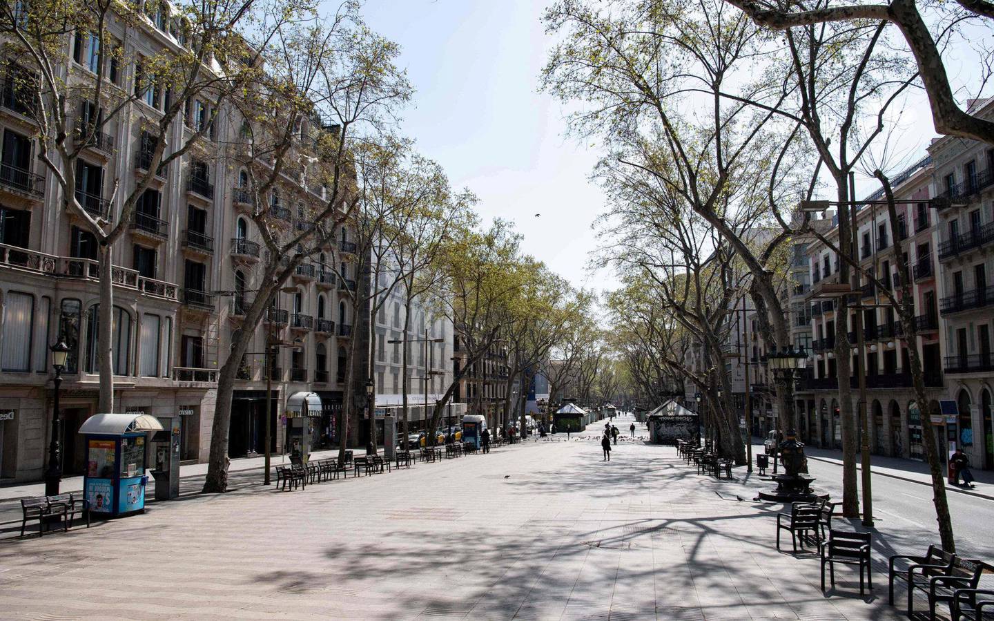 Spania er et av de hardest rammede landene i Europa. Barcelonas travle hovedgate Las Ramblas er normalt fylt til trengsel. Nå er det                 ingen her. Foto: Josep Lago/Ntb scanpix
